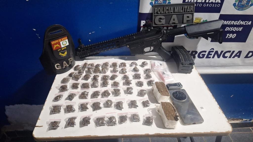 PM prende faccionado com simulacro de fuzil e 62 porções de maconha
