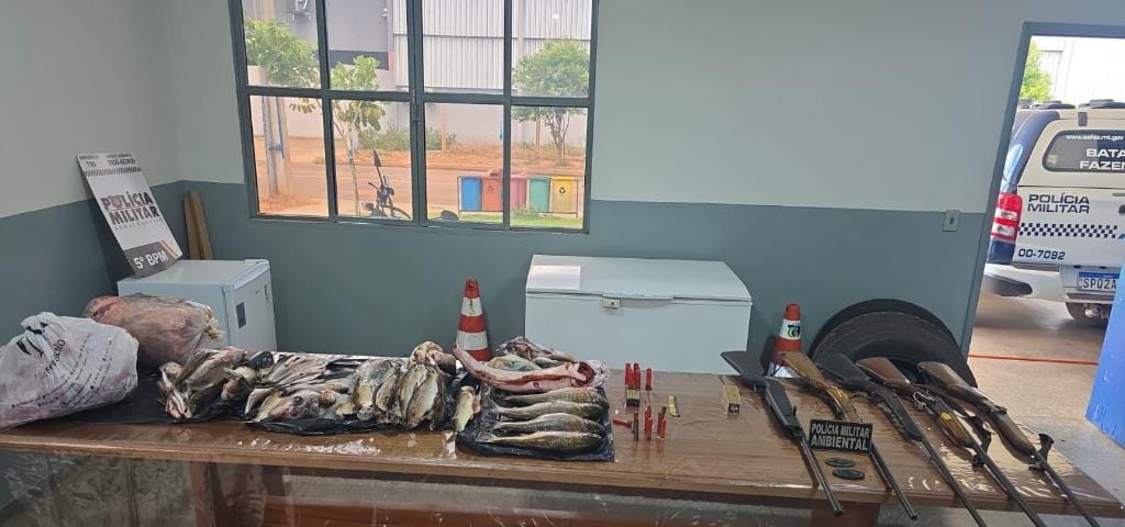 PM prende homem e apreende espingardas e 40 quilos de carnes de caça e pescado ilegal
