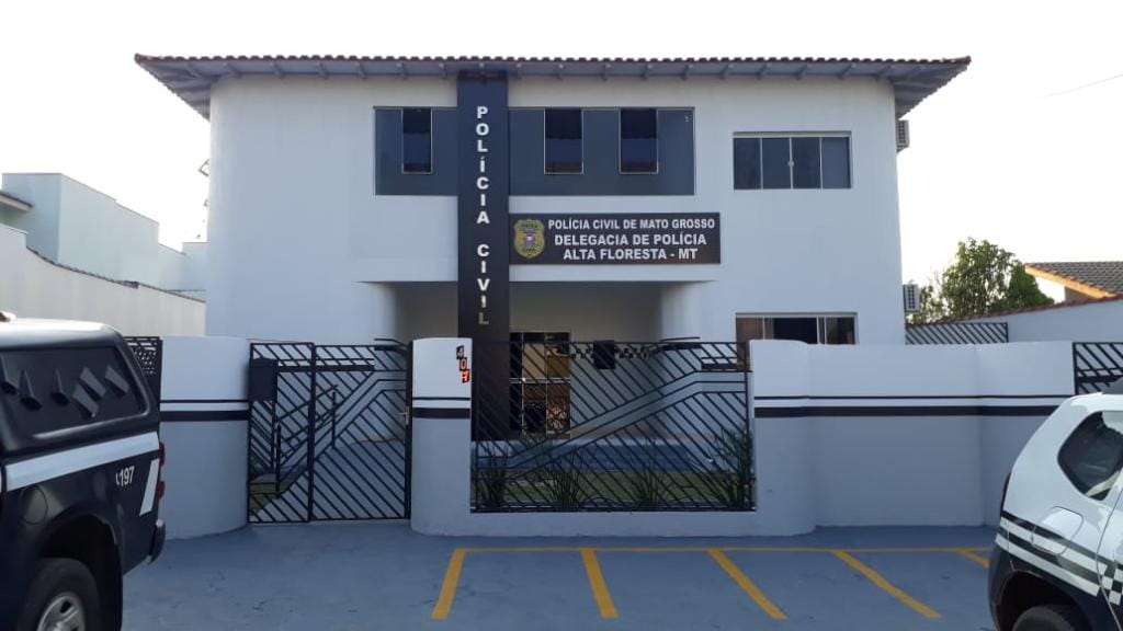 Polícia não vê legítima defesa e prende mulher por matar marido com facada durante discussão