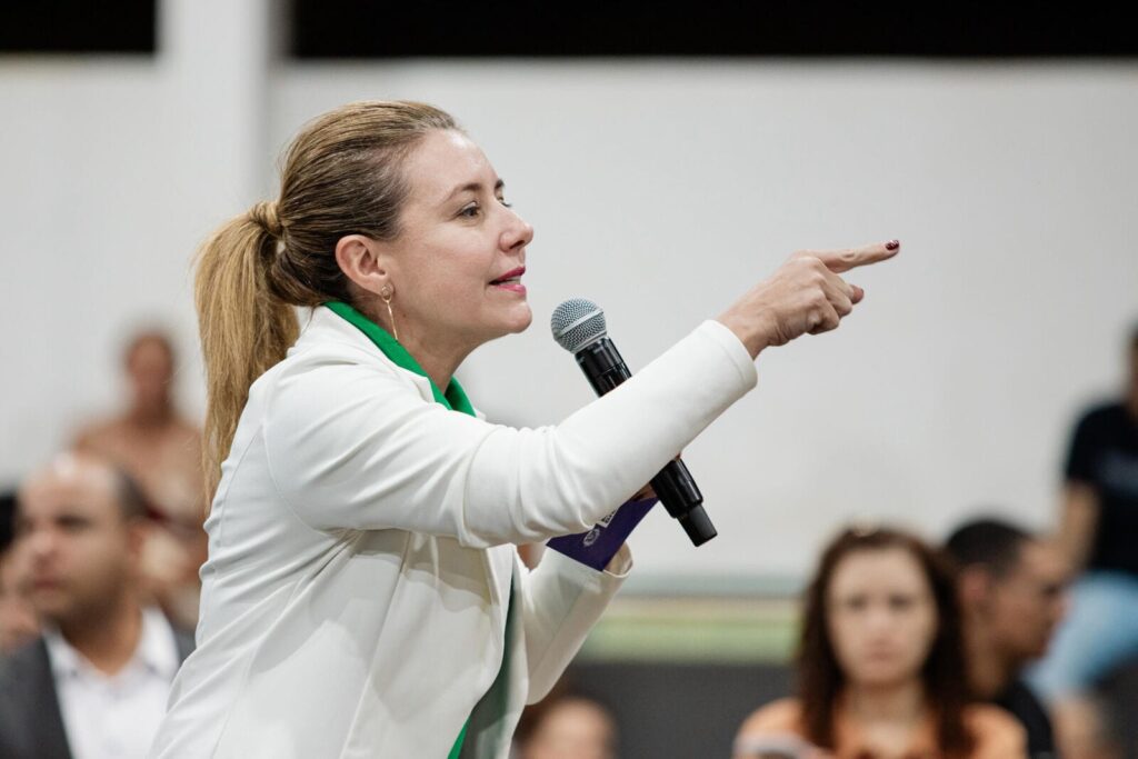 Prefeita diz que não teme cassação e que ainda não foi notificada sobre CPI