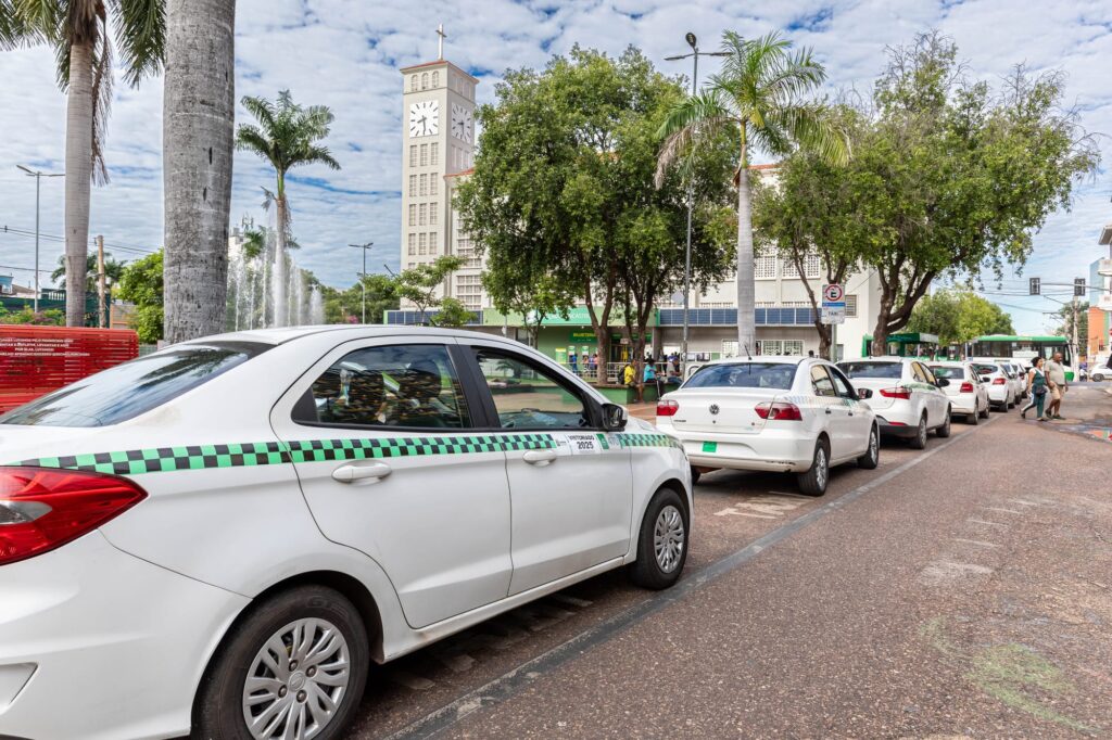 Prefeitura autoriza uso integral de tarifa Bandeira 2 por taxistas de Cuiabá em dezembro