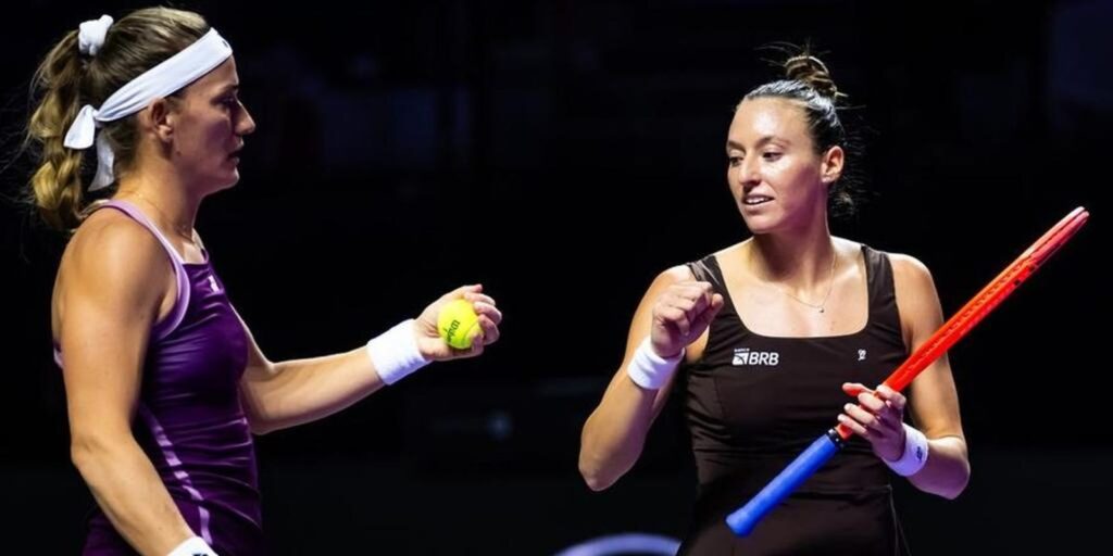 Stefani e Babos vencem russas e se aproximam da semi do WTA Finals