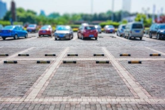 Supermercado é condenado a indenizar idosa em R$ 10 mil por furto em estacionamento