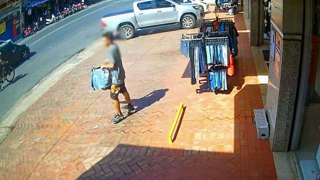 Tornozelado é preso após furtar roupas femininas expostas em loja no centro