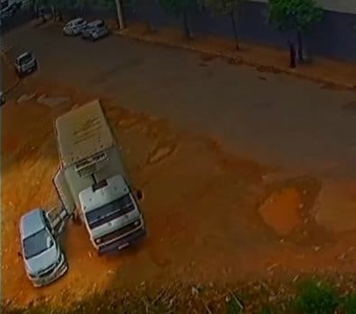 Vídeo mostra criminosos furtando caminhão de carne estacionado em Cuiabá