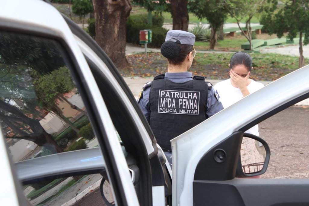 "ao menor sinal de violência, chame a Polícia"