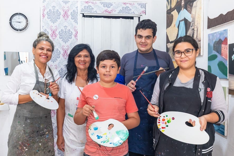 professora Cácia Martins celebra inclusão e talento em exposição