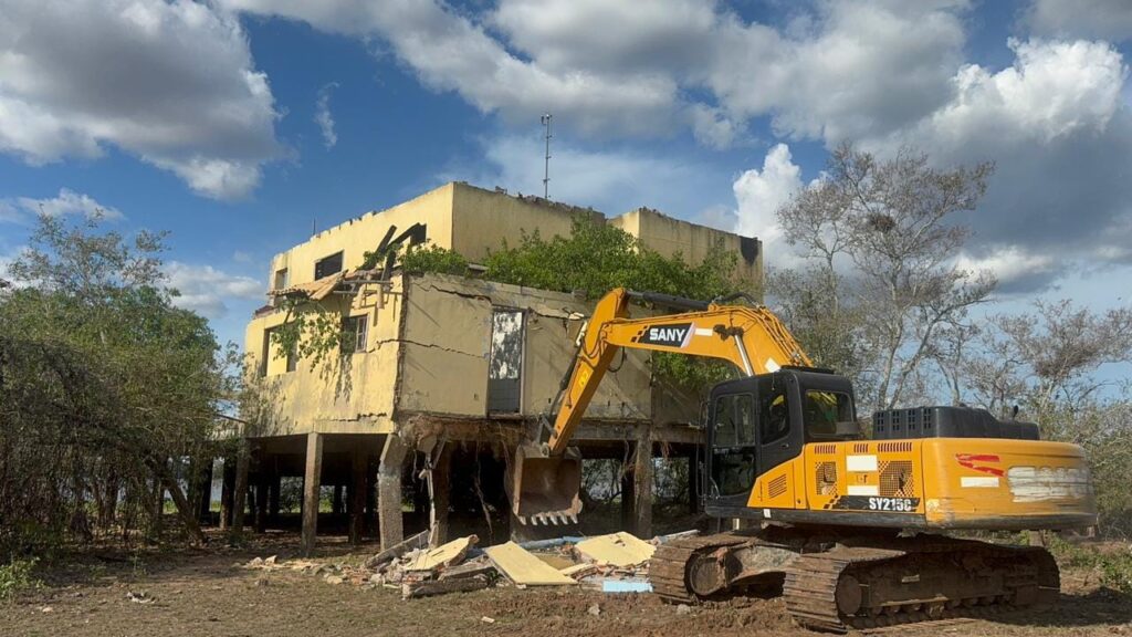 Casa de veraneio irregular na Baía de Siá Mariana no Pantanal é demolida após quase três décadas