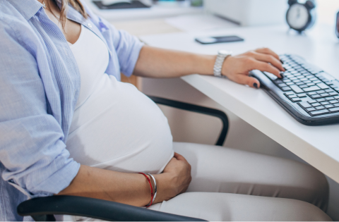 Justiça reconhece rescisão indireta de gestante após alterar horário de saída do trabalho