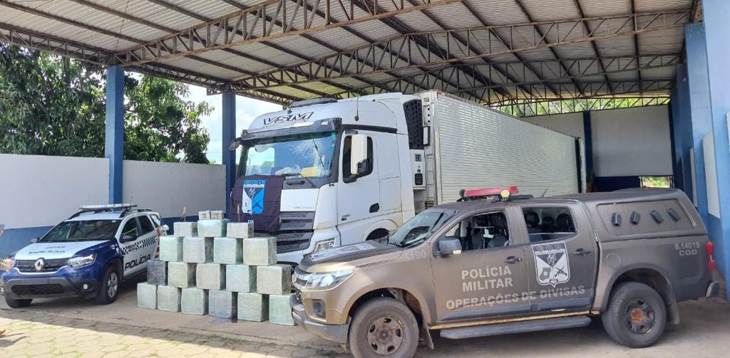 Polícia Militar apreende 500 quilos de cocaína escondidos em caminhão frigorífico em MT