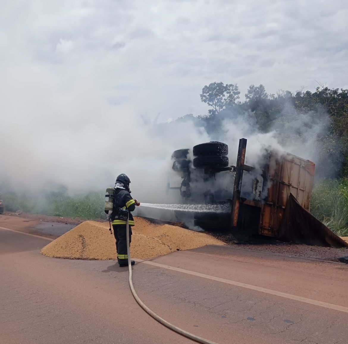 Bombeiros combatem incêndio em vagão de carreta na BR-163 no Nortão