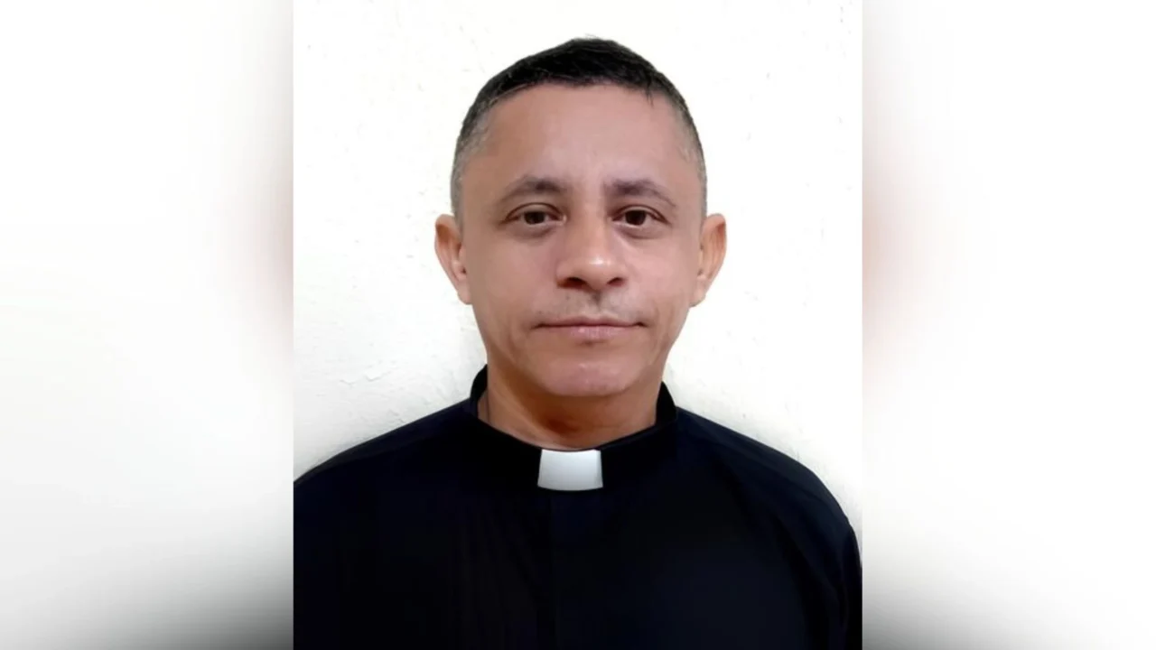 Padre é denunciado por transfobia após falar em missa que: “homem é homem e mulher é mulher”