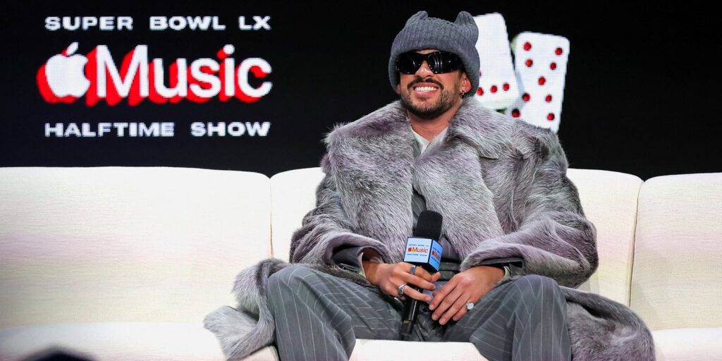 Bad Bunny, vencedor do Grammy e crítico de Trump, canta no Super Bowl