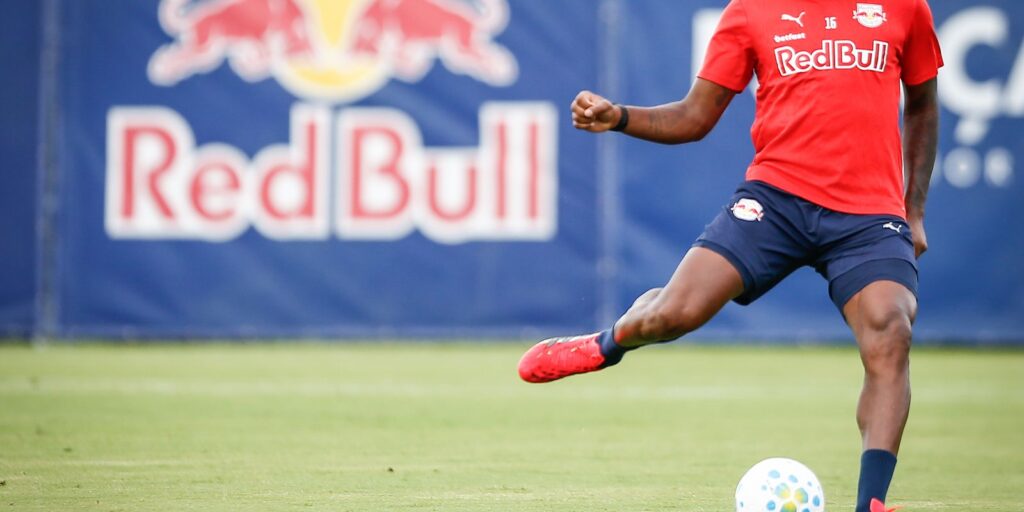 Bragantino multa zagueiro por fala machista contra árbitra