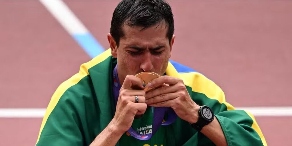 Caio Bonfim ganha prata em etapa mundial da marcha atlética na China