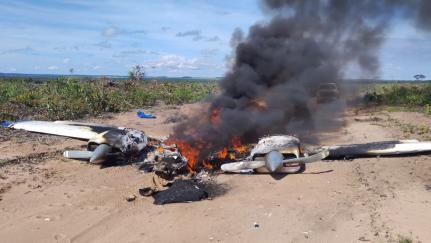 Avião cai e pega fogo em estrada de MT; polícia não acha ocupantes