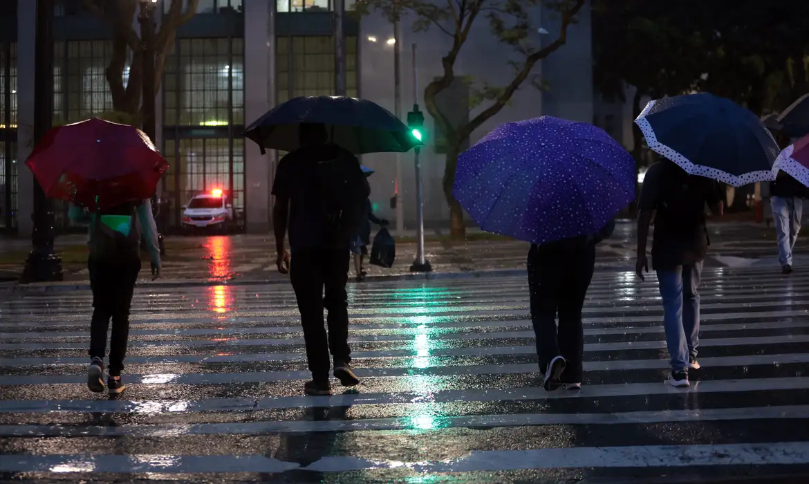 INMET prevê chuva em grande parte do país no fim de semana