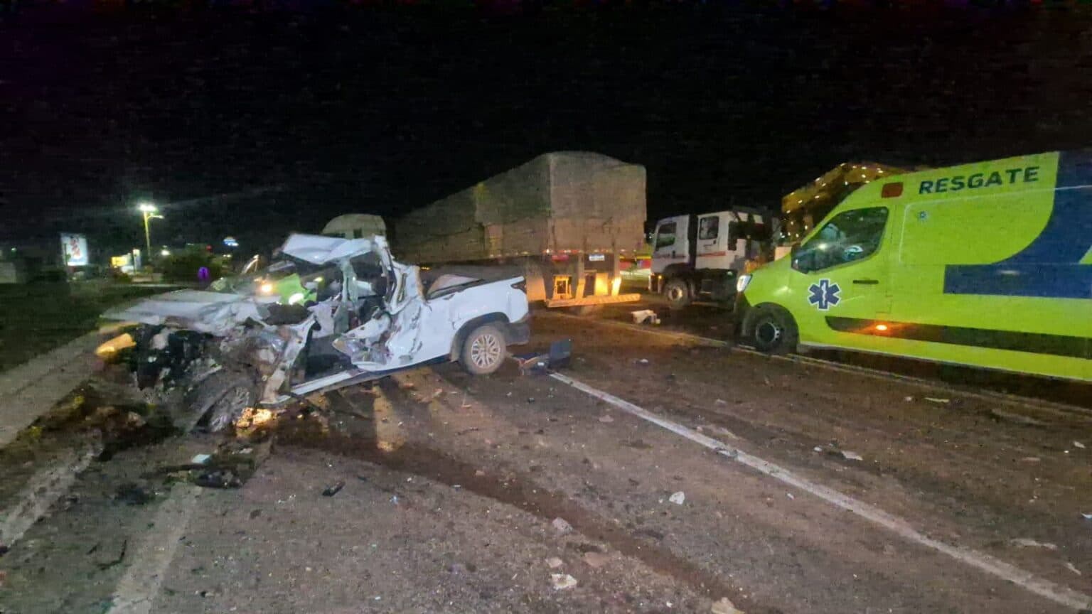 Homem morre em colisão entre picape e carreta no viaduto central de Sinop