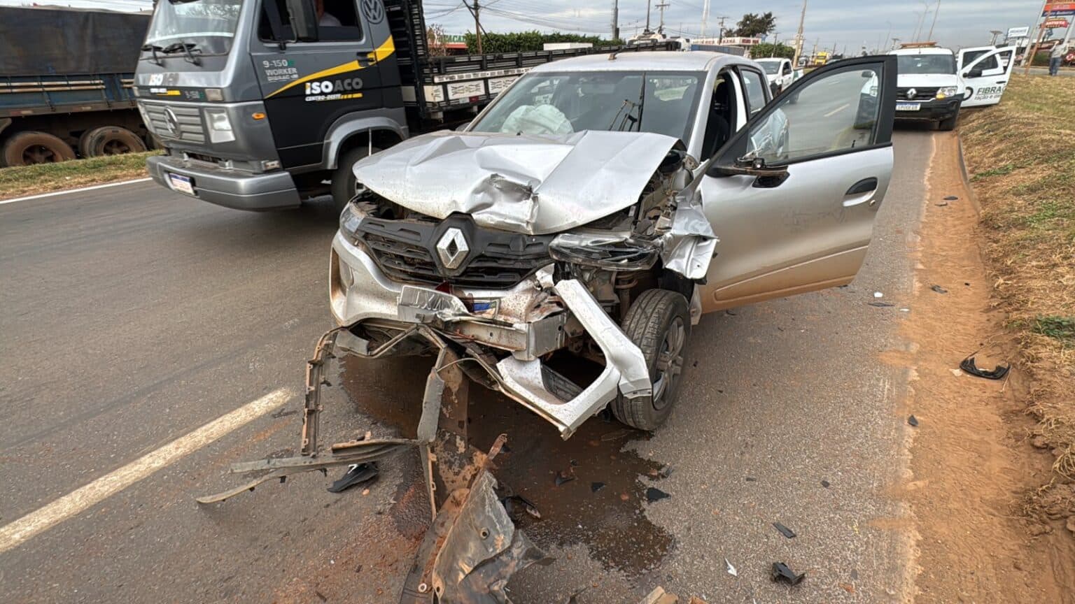 BR-163 é parcialmente interditada após acidente envolvendo três veículos em Sorriso