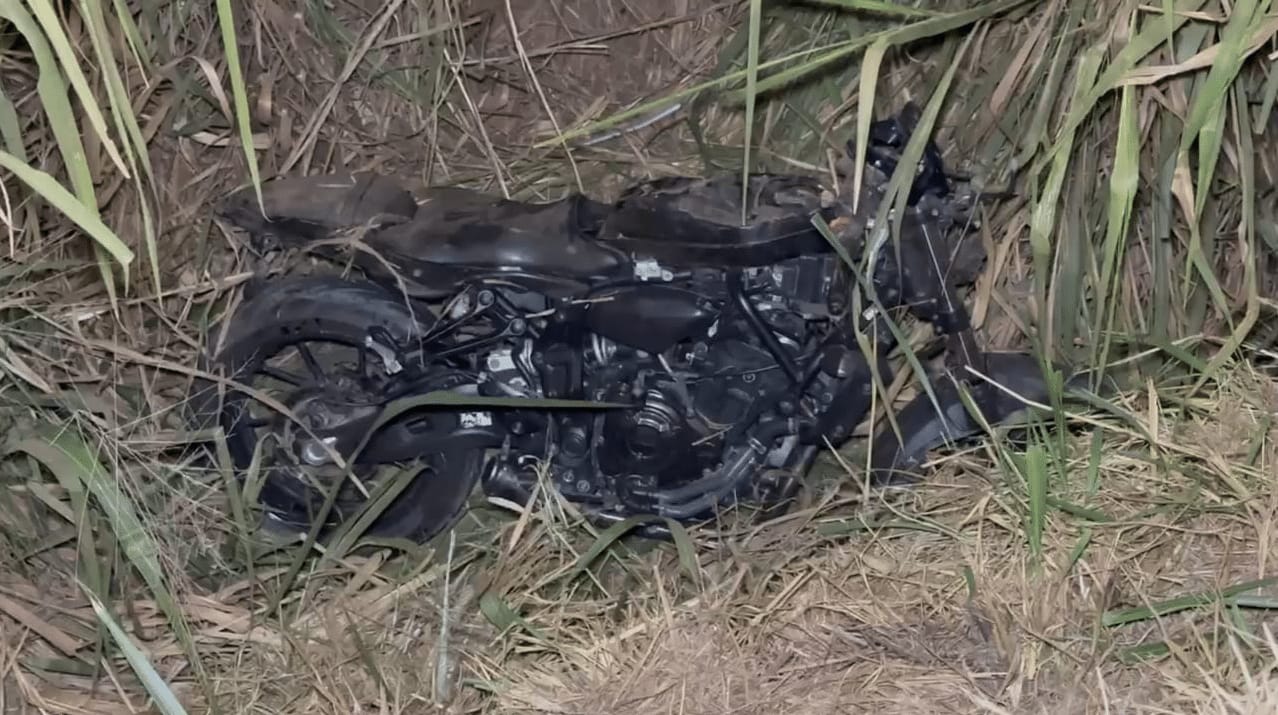 Moto de alta cilindrada cai em valeta às margens da BR-163; condutor tem suspeita de fratura