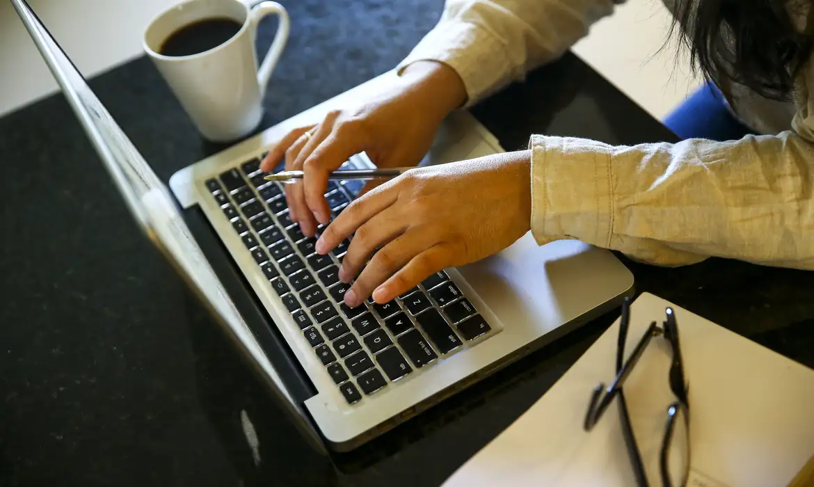 Programa financia qualificação profissional para jovens mulheres