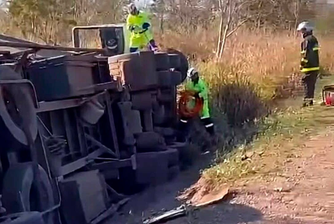 TRANSITO: Motorista morre após carreta tombar na BR-364
