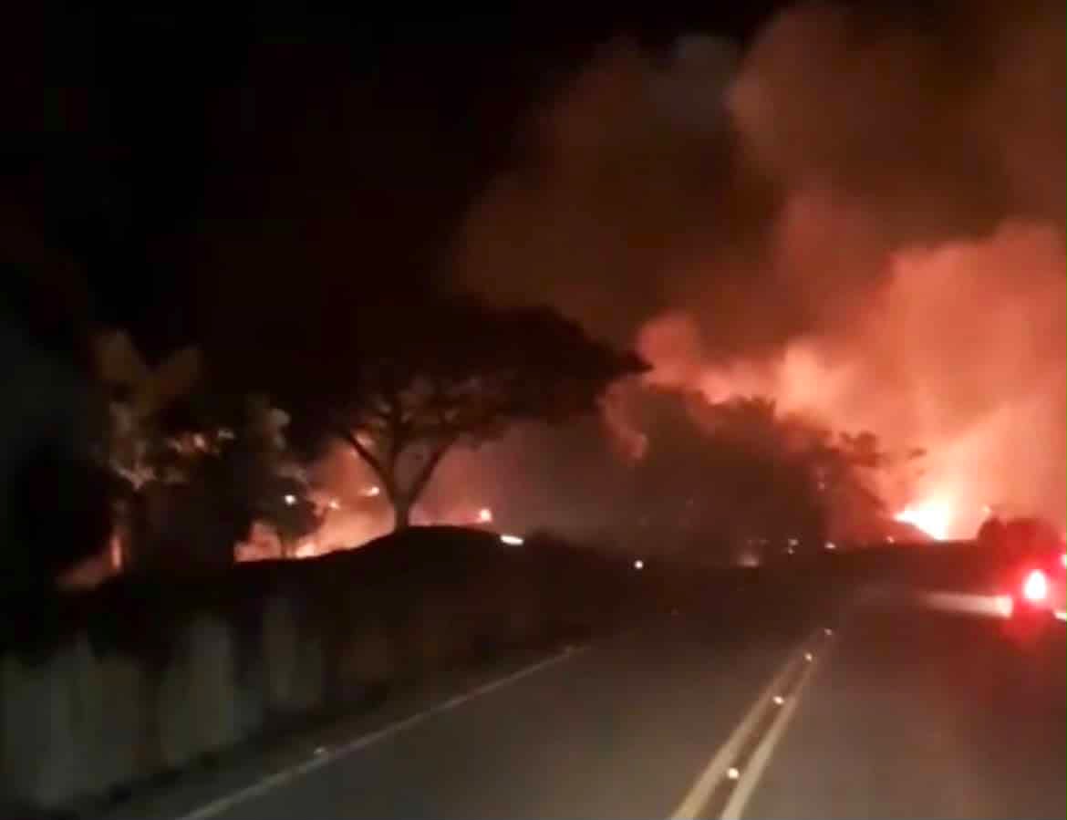 Bombeiros combatem incêndio às margens da MT-325 em Alta Floresta