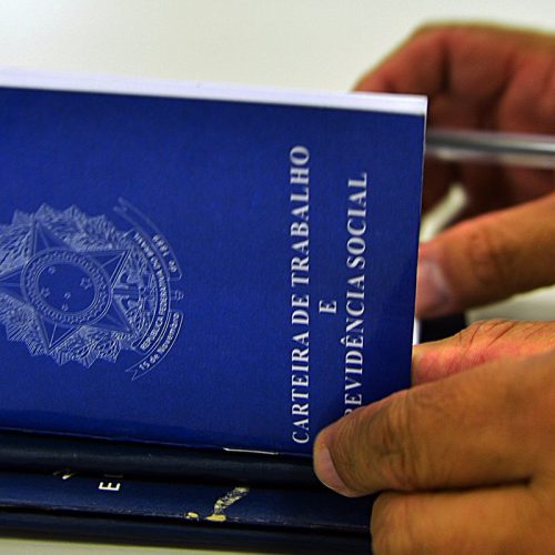 Aumento de carteira assinada no Brasil é sustentado, diz IBGE