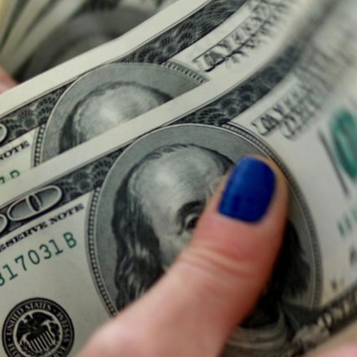 Dólar cai para R$ 5,60, e bolsa fecha em máxima histórica