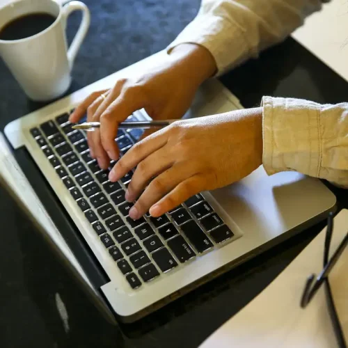 Programa financia qualificação profissional para jovens mulheres