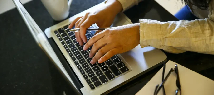 Programa financia qualificação profissional para jovens mulheres