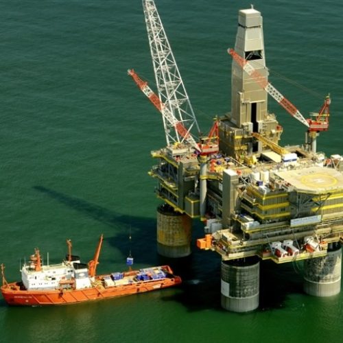 Petróleo dispara com tensão e mercado entra em alerta
