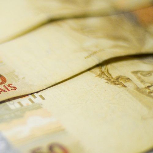 Arrecadação federal no ano supera 2024, apesar da queda em agosto