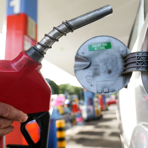 Combustível: governo prevê queda de preço se petróleo mantiver cotação
