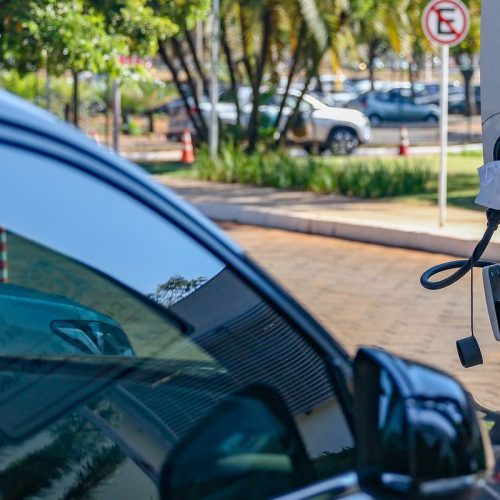 Montadoras apoiam decisão que limita importação de carros elétricos