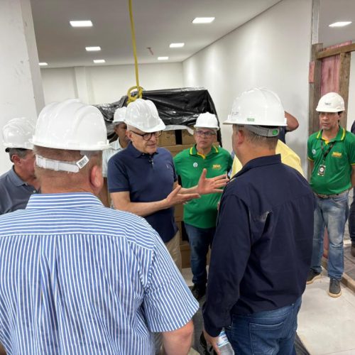 Governador vistoria obras do Hospital Regional de Confresa
