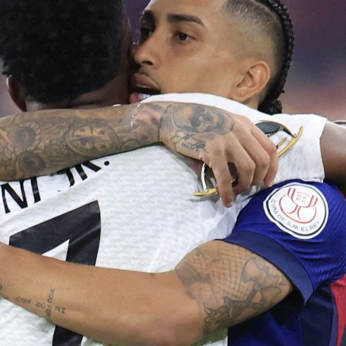 Raphinha e Vinicius Júnior são indicados ao prêmio Bola de Ouro