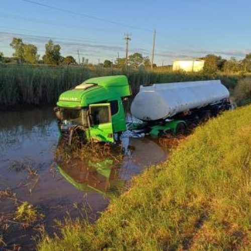 Caminhoneiro é jogado para fora de cabine em batida e morre em BR