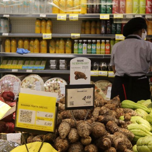 Contratos de trabalho por hora em supermercados aumentam precarização