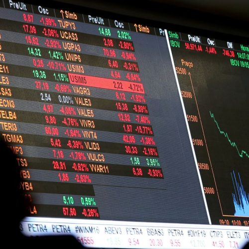 Bolsa cai 2,42% com indefinição sobre juros no Brasil e no exterior