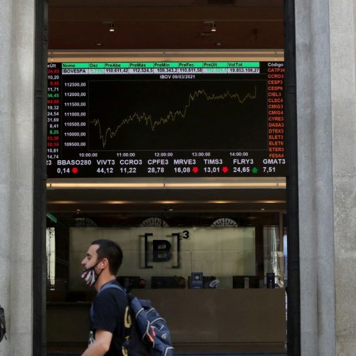 Bolsa aproxima-se de recorde com recuo de prévia da inflação