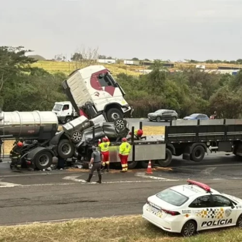 Motorista morre esmagado por carreta após caminhoneiro dormir ao volante