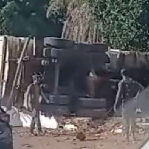 ÁREA MILITAR: Caminhão perde controle na Fernando Corrêa, invade área do 9º BEC e tomba