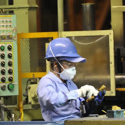 Produção industrial recua 0,4% em setembro, mostra IBGE