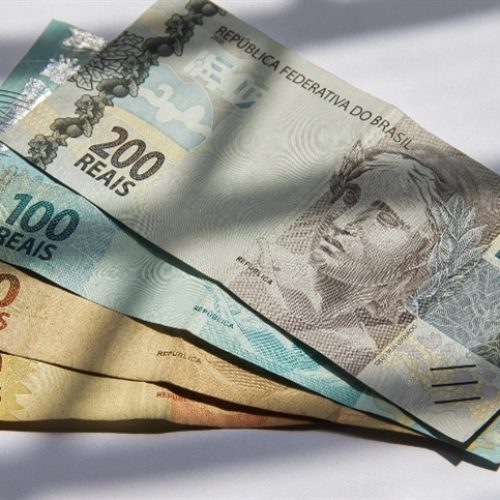 Inflação desacelera, mas câmbio mantém pressão