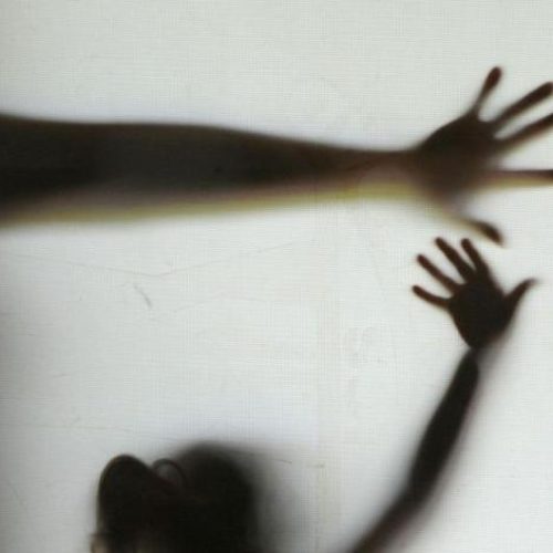 Homem embriagado foge após agredir esposa na casa de sua mãe