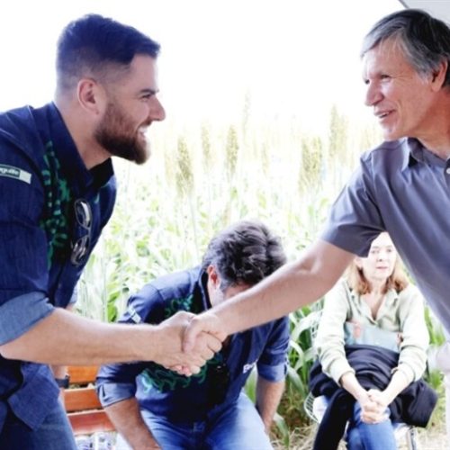 Cantor Zé Neto marca presença no segundo dia de AgroBrasília