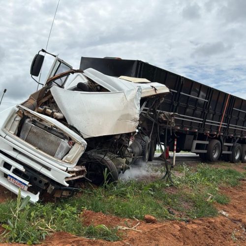Duas carretas batem de frente no mesmo ponto onde Fiorino ficou totalmente esmagada