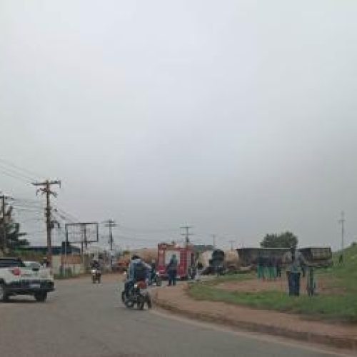 CUIABÁ-MT: Duas carretas batem e tombam de viaduto na BR-364 em Cuiabá