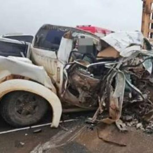 Motorista fica preso às ferragens após batida entre caminhonete e caminhão